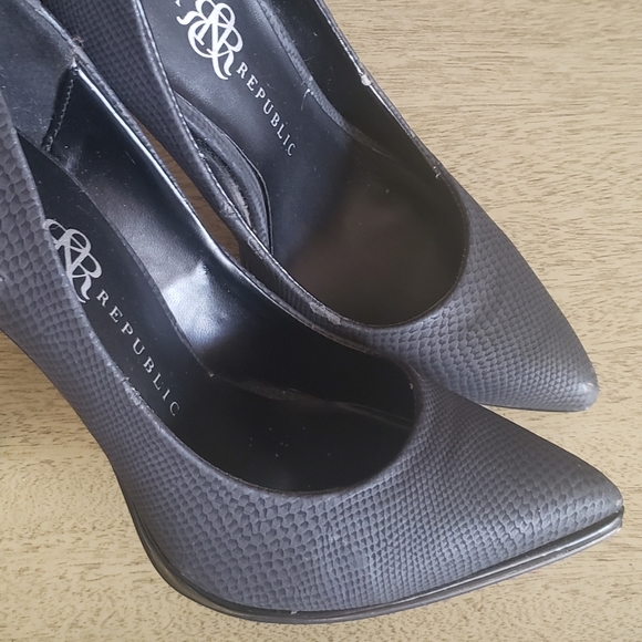 Stepping Out - Picture 2 of 7